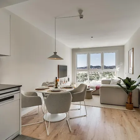 Gelegen Urban Sky Tower Apartment *